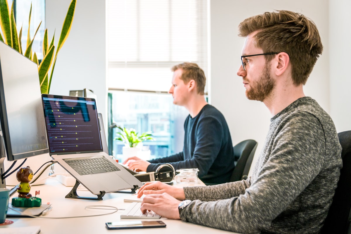 Repräsentatives Stockbild: Bildschirm mit Code-Editor während der Entwicklung